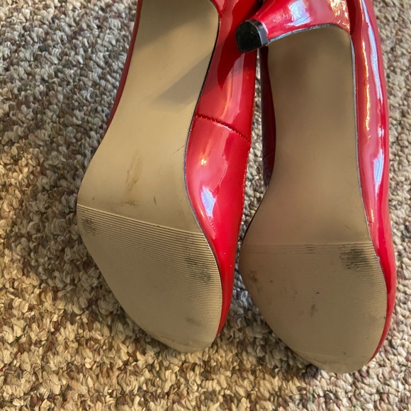 Red high heels - Picture 3 of 4